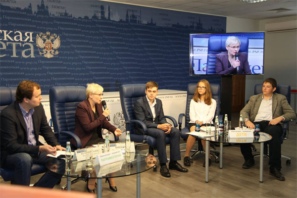 Законодатели и школьники соревновались в интернет-знаниях Законодатели и школьники соревновались в интернет-знаниях